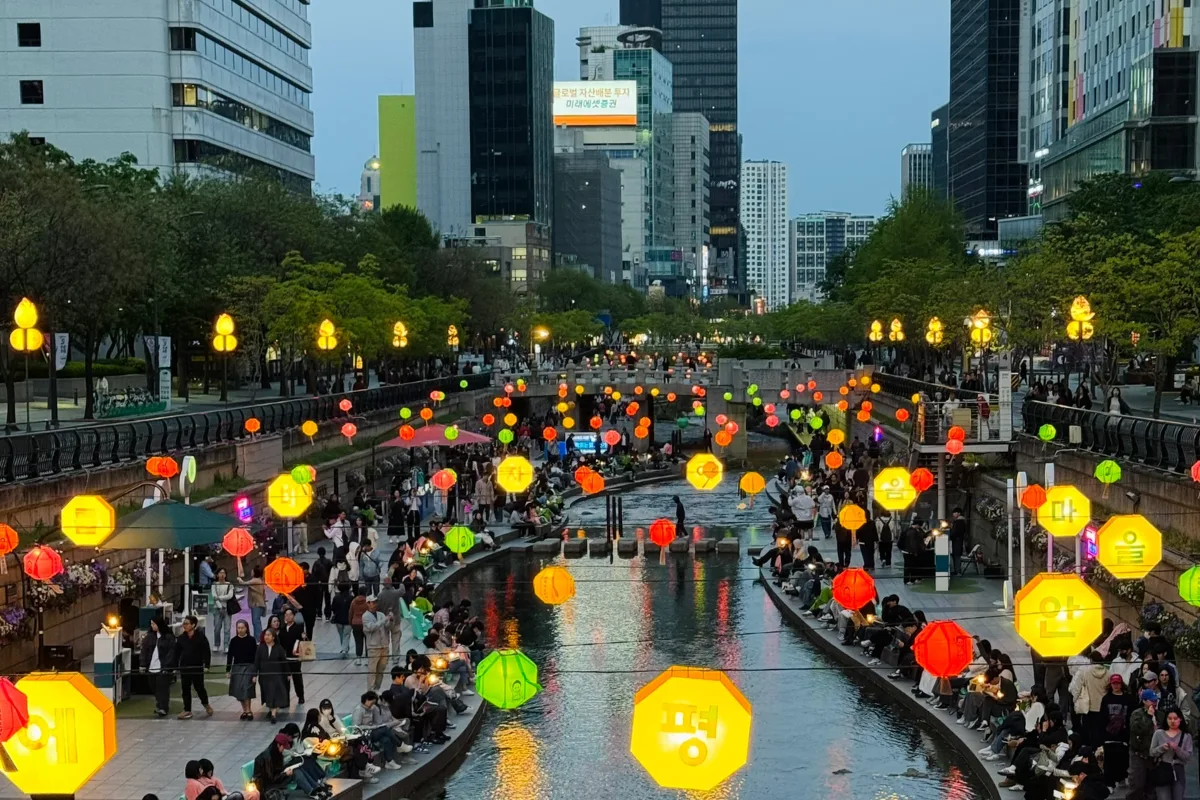 Tour Hàn Quốc 5N4Đ mùa thu lá đỏ – tản bộ thư giãn bên suối Cheonggyecheon giữa lòng Seoul hiện đại