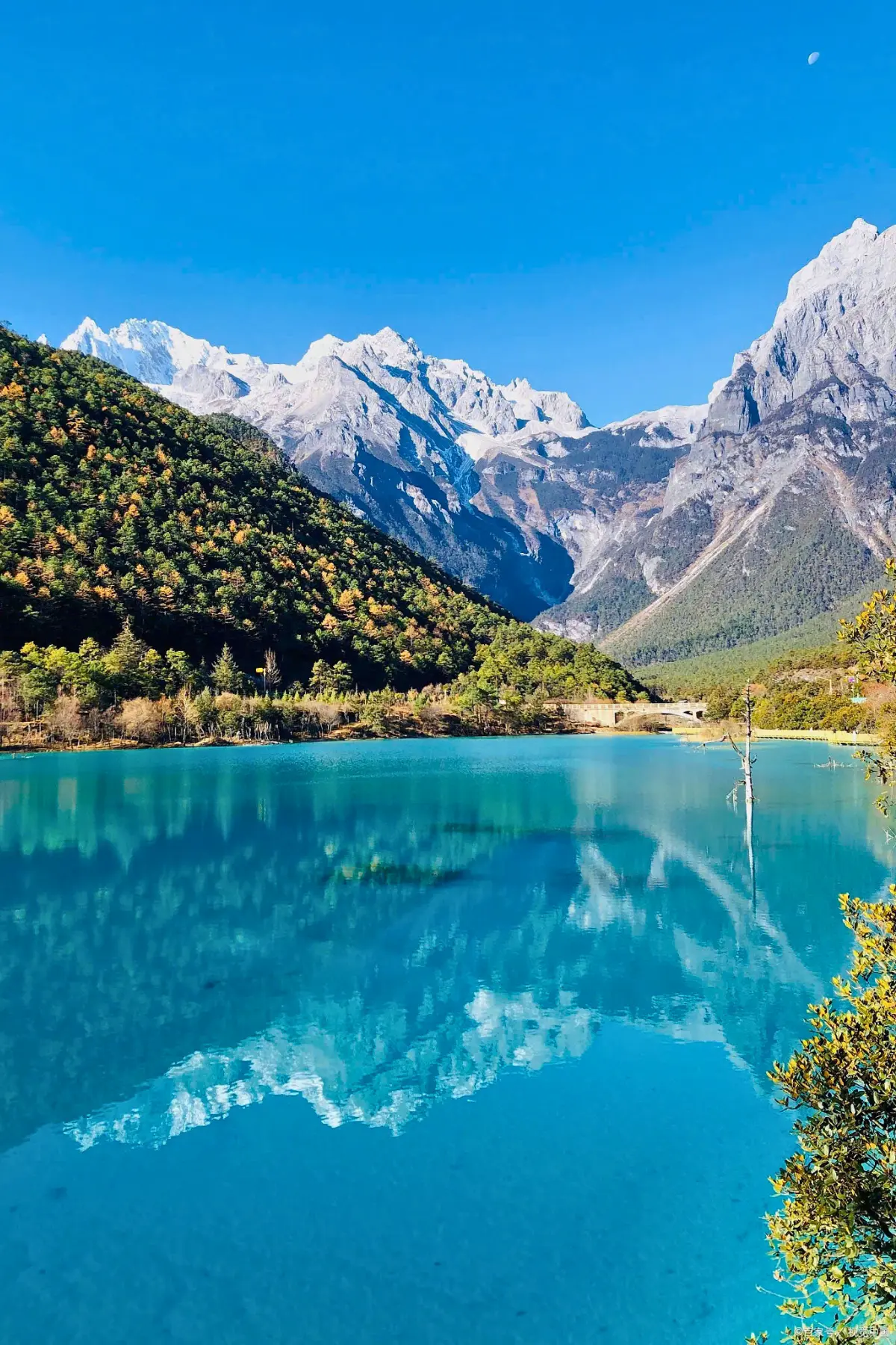 Lam Nguyệt Cốc với dòng nước xanh ngọc bích trong chuyến du lịch Lệ Giang Đại Lý tháng 9