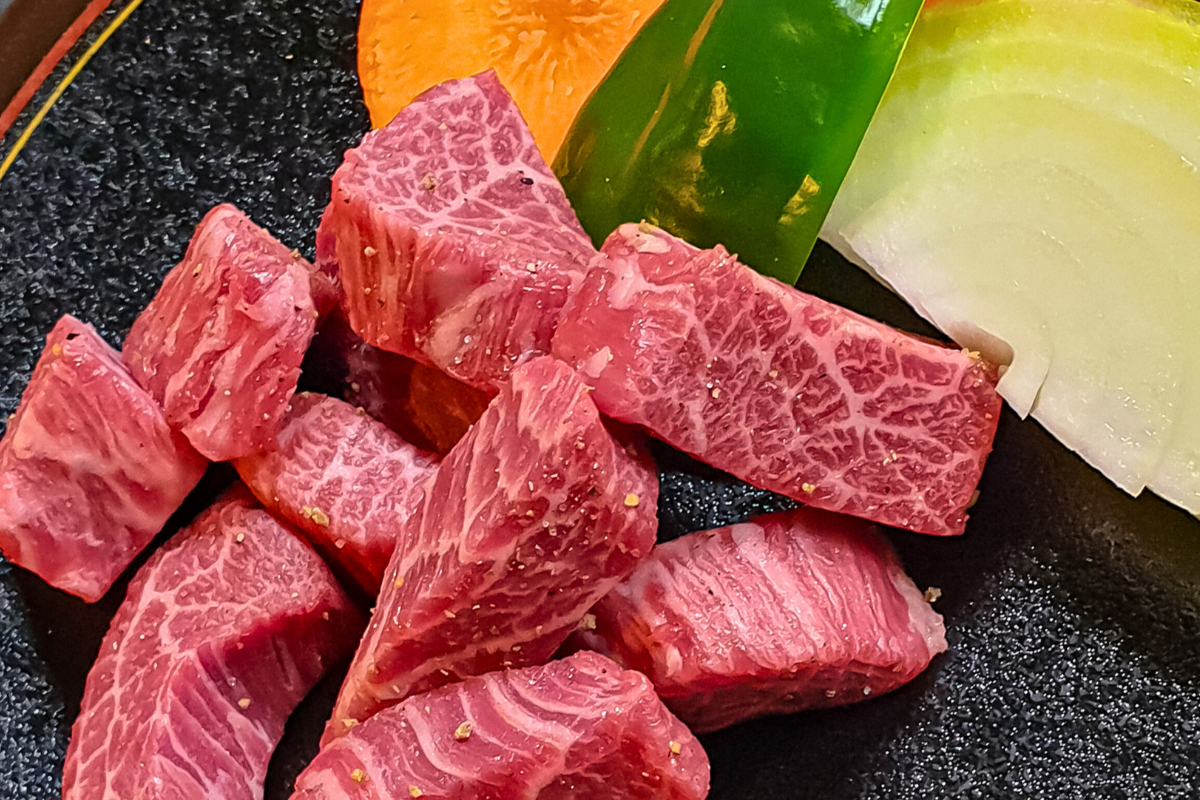 Thưởng thức Bò Hida thượng hạng, trải nghiệm ẩm thực của Tour Nhật Bản Cung Đường Cổ Tích tháng 11 từ TPHCM Vietnam Airlines.