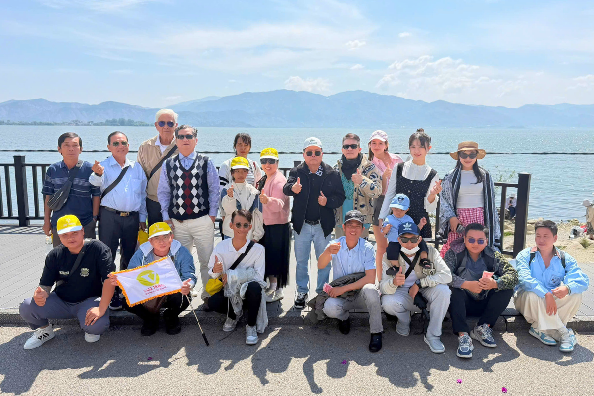 Đoàn khách chiêm ngưỡng các danh thắng cổ kính Trung Quốc cùng VOne Travel