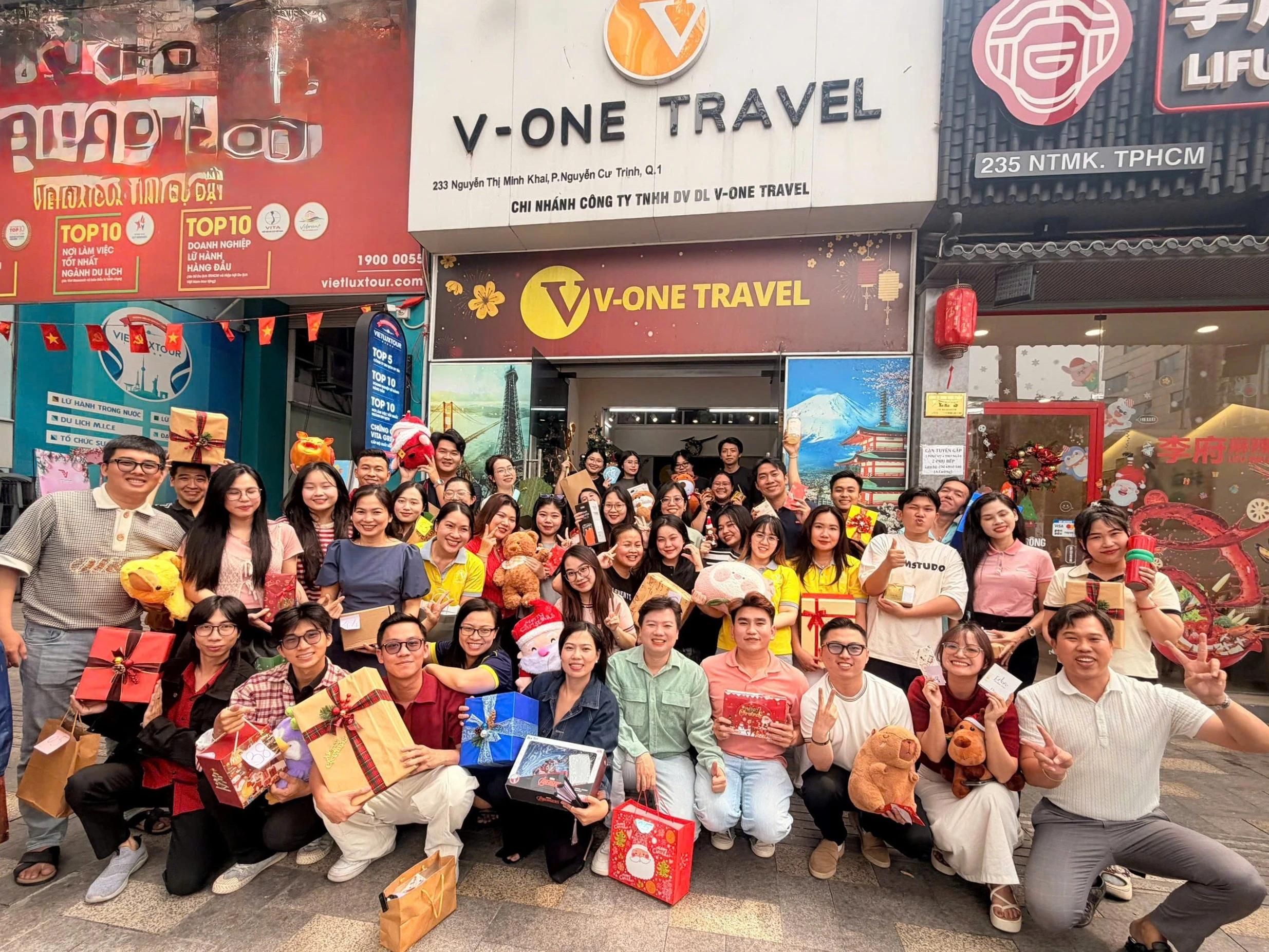Đoàn du khách đồng hành cùng đội ngũ hướng dẫn viên chuyên nghiệp của VOne Travel