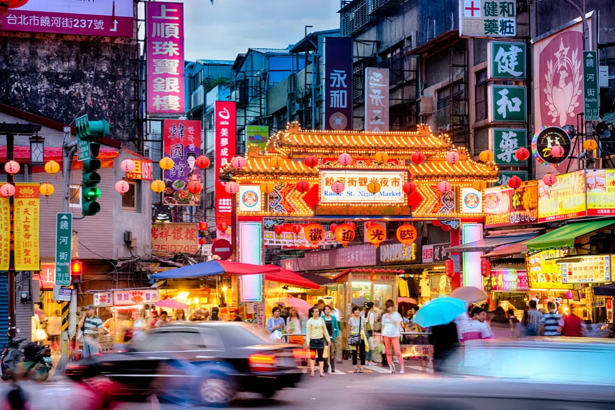Chợ đêm Raohe sôi động trong tour đài loan tháng 11 2026
