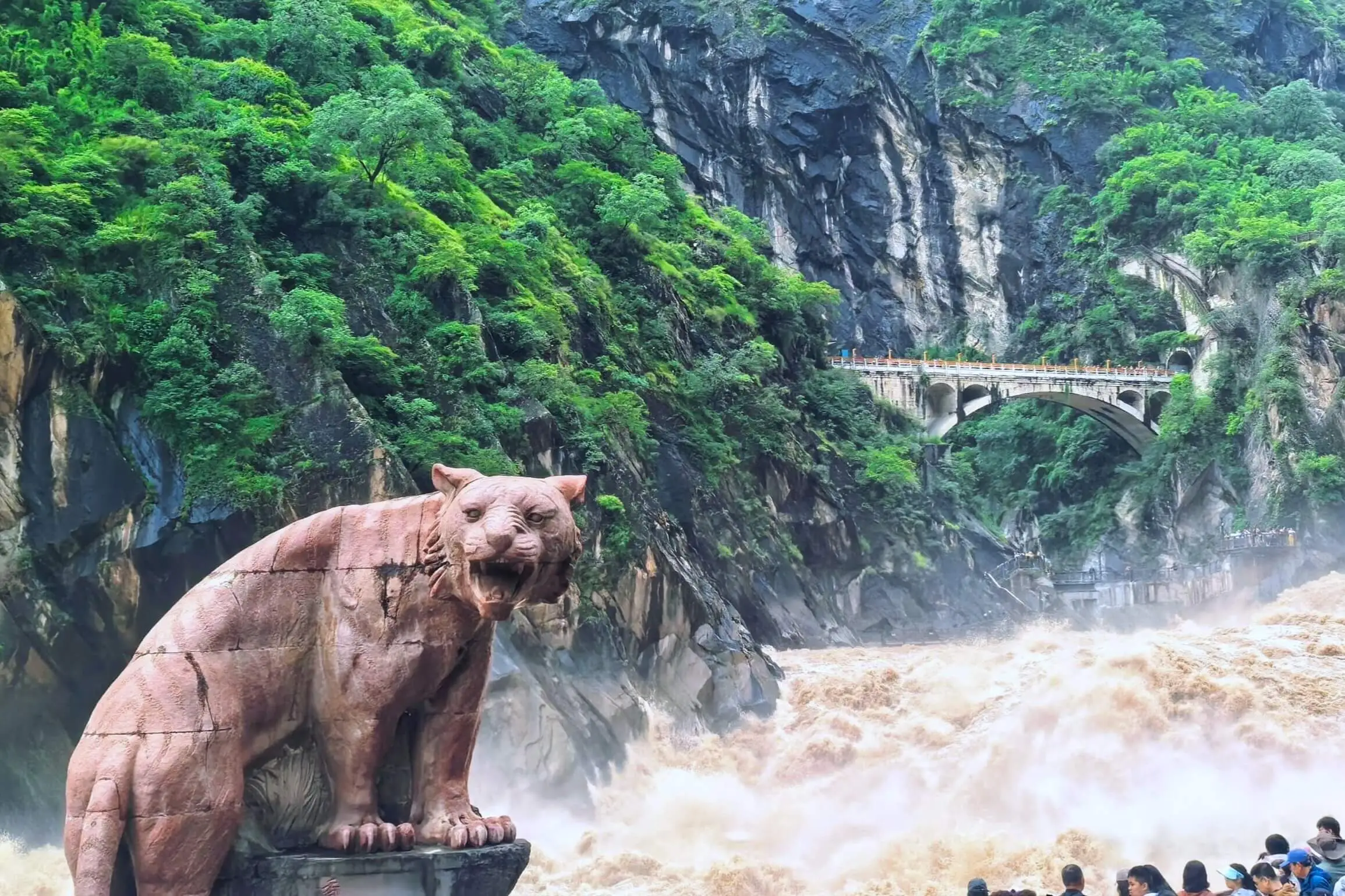 Hẻm núi Khe Hổ Nhảy hùng vĩ trong tour lệ giang shangrila tháng 10 2026